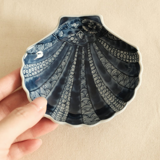 Kaigara Ao to Shiro Blue and White Retro Sea Shell Dish Plate
