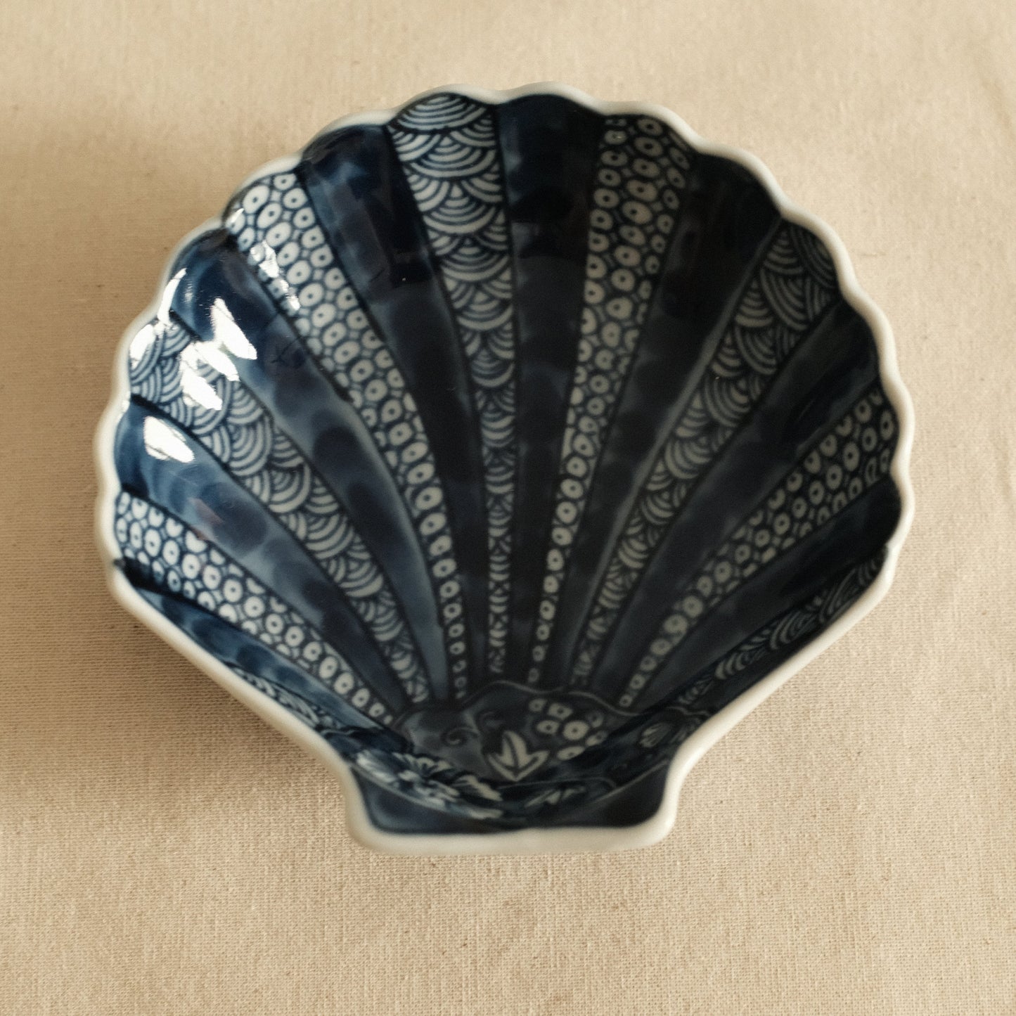 Kaigara Ao to Shiro Blue and White Retro Sea Shell Dish Plate