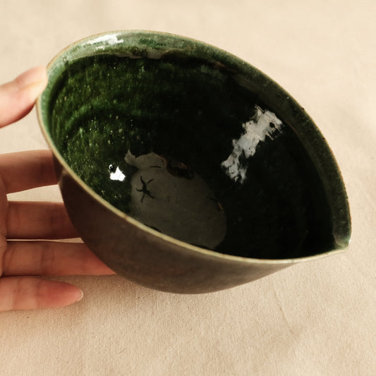 Kuroki Taira Oribe Green Glaze Tear Drop Shaped Katakuchi Bowl with Spout