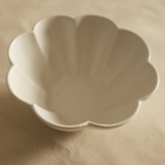 East Table Hanasaki Flower Shape Yuki Snow White Deep Bowl