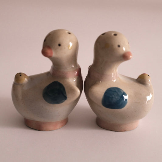DAISY Duck Retro Ceramic Salt Pepper Condiment Shaker Bottle Duo Set