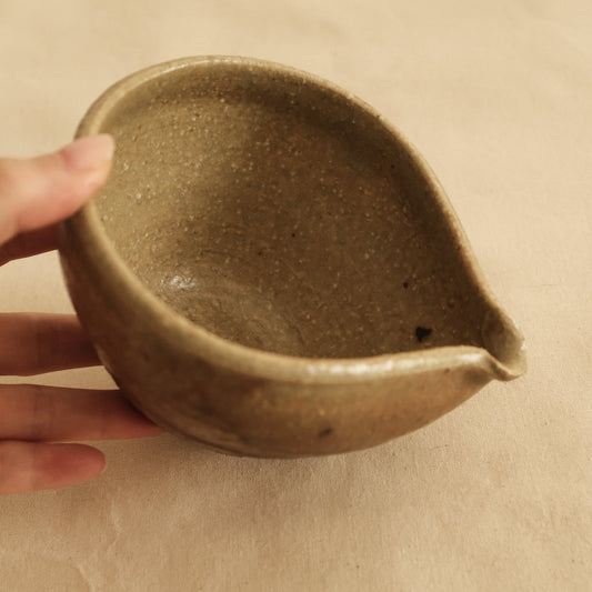 Shizuka Oikawa Iron Glazed Tear Drop Shape Small Katakuchi Bowl with Spout