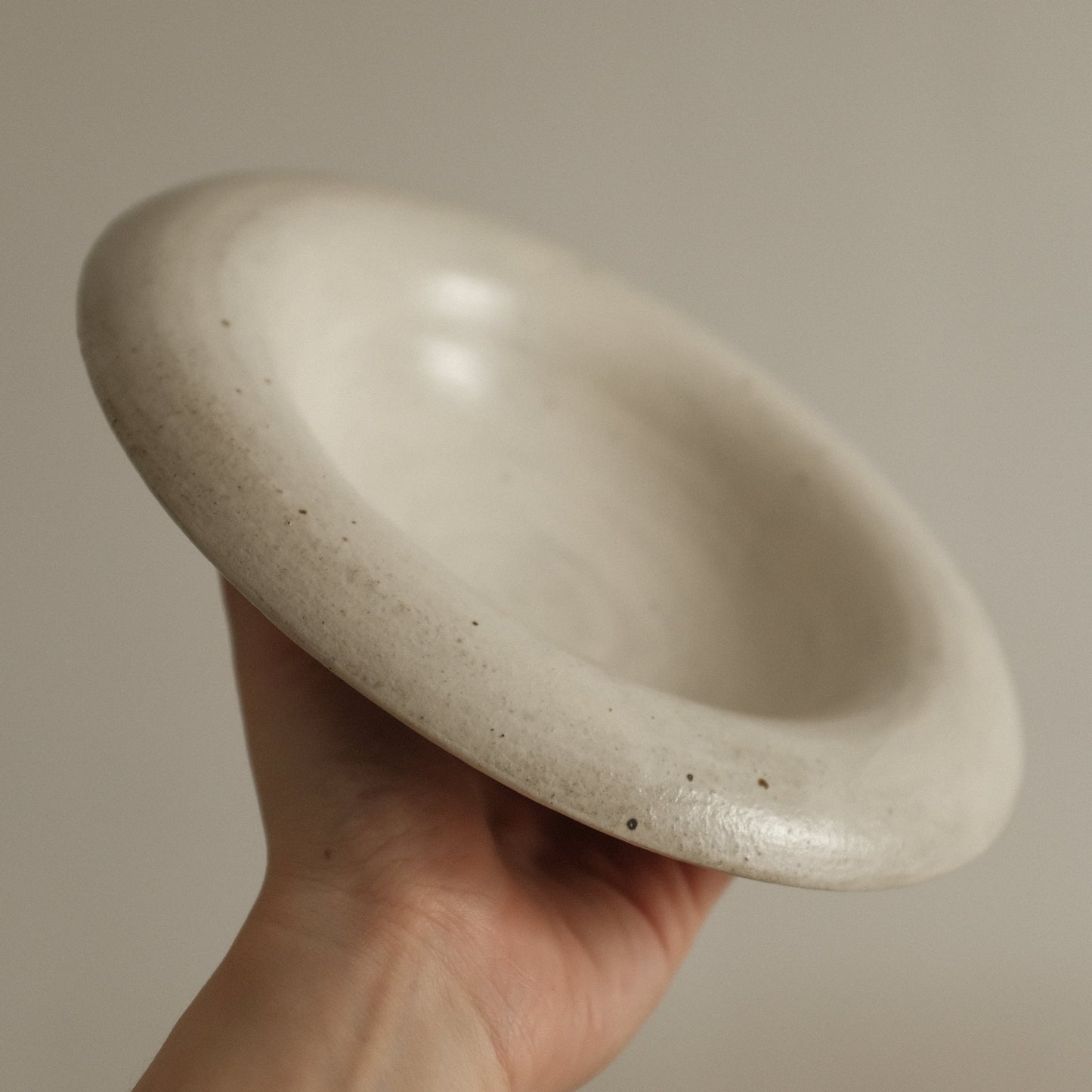Yuli Handmade Speckled Snow White Rolled Rim Deep Plate Dish Powdered Glaze Underglazed Stoneware