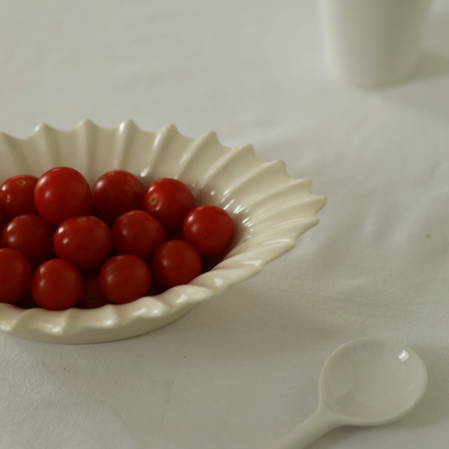 MUSE GARDEN Retro Ivory Chrysanthemum Ceramic Creamware