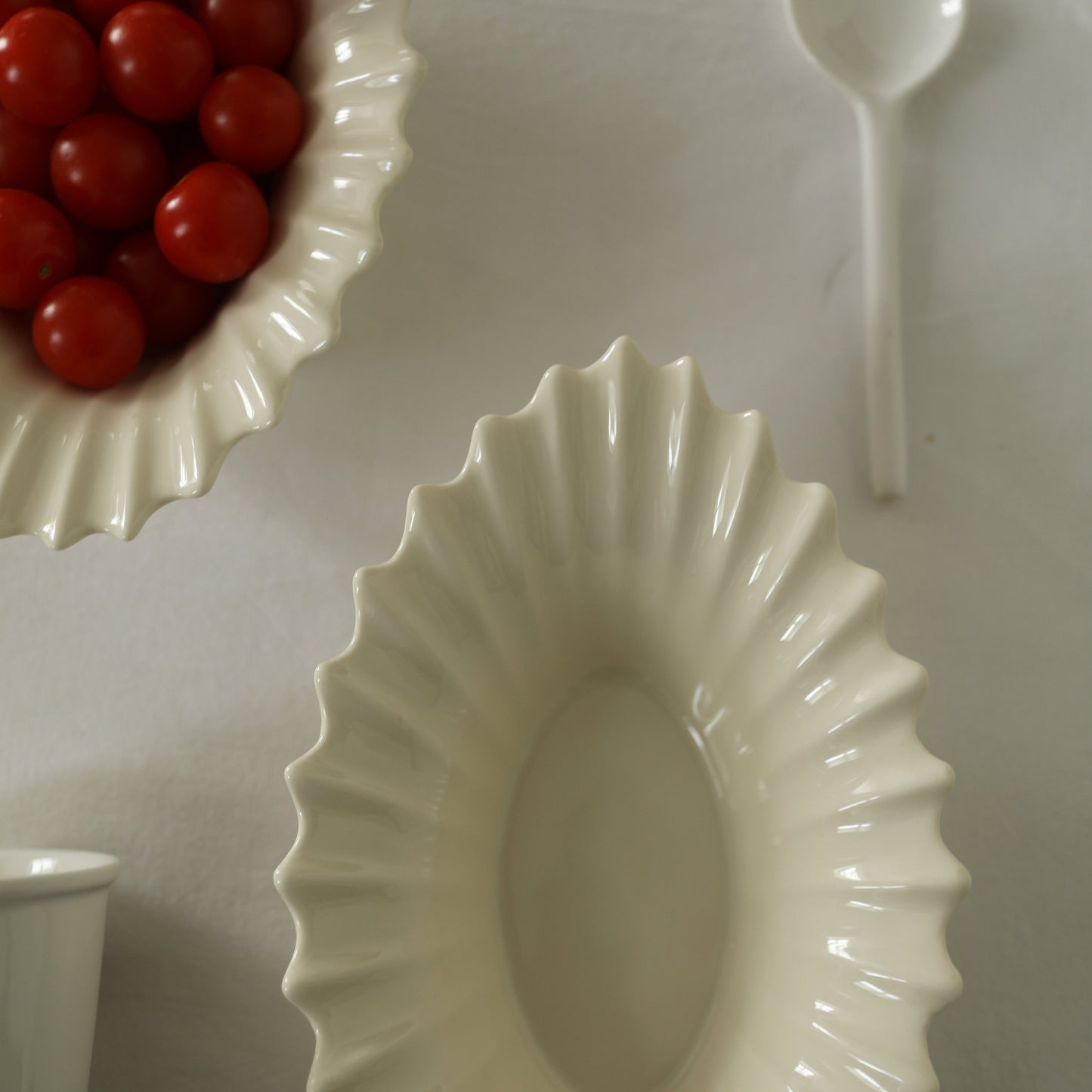 MUSE GARDEN Retro Ivory Chrysanthemum Ceramic Creamware