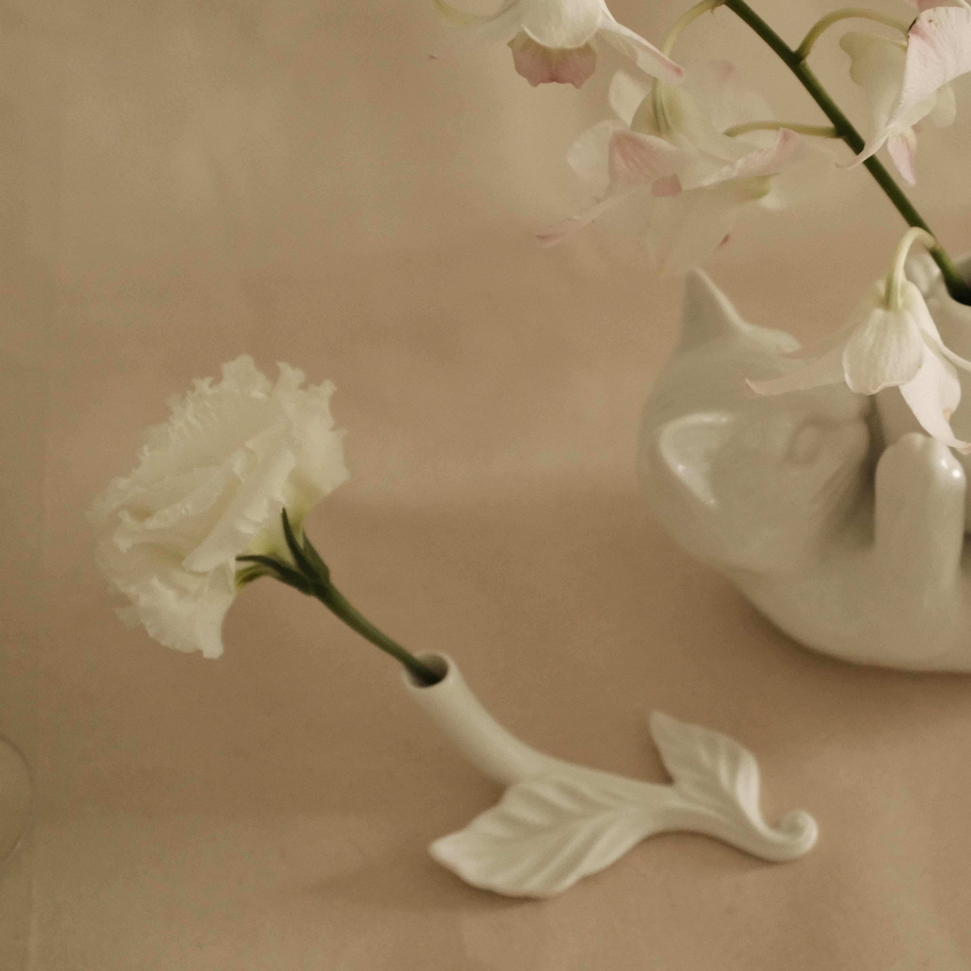 LE BLANC Matte White Ceramic Floral Handle Mug Cutlery Holder