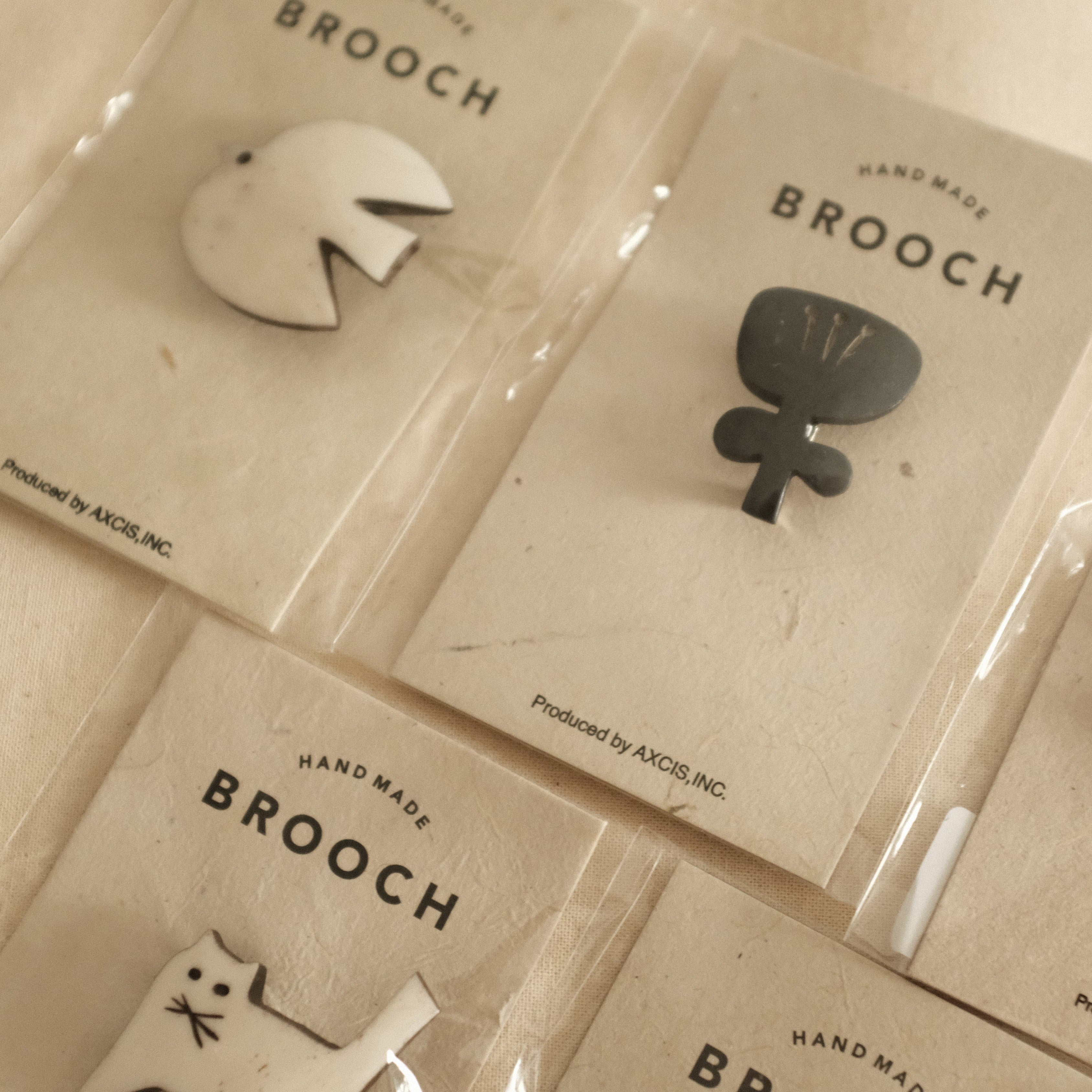 Akorat Japan Bone Brooch Flower Black