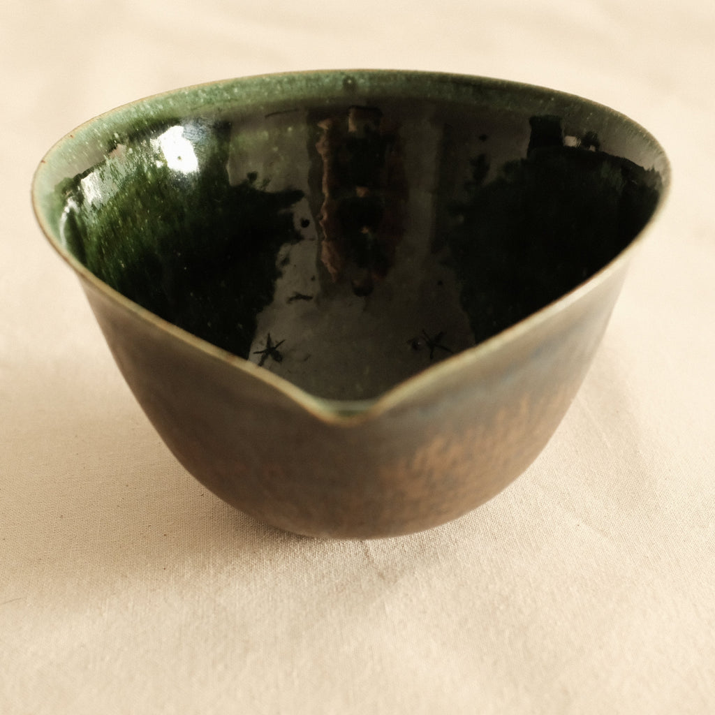 Kuroki Taira Oribe Green Glaze Tear Drop Shaped Katakuchi Bowl with Spout