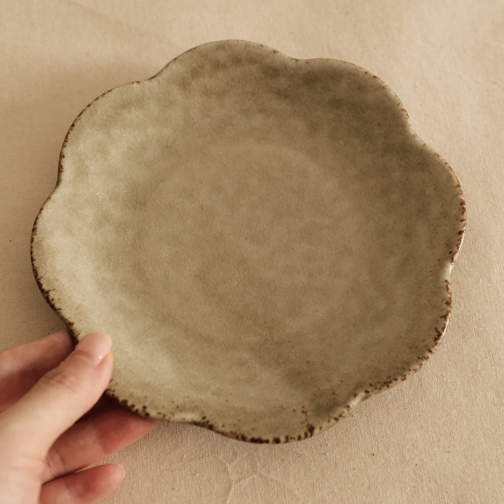 Gozan Kiln Waka Yanagi Willow Hana Flower Shape Flat Plate