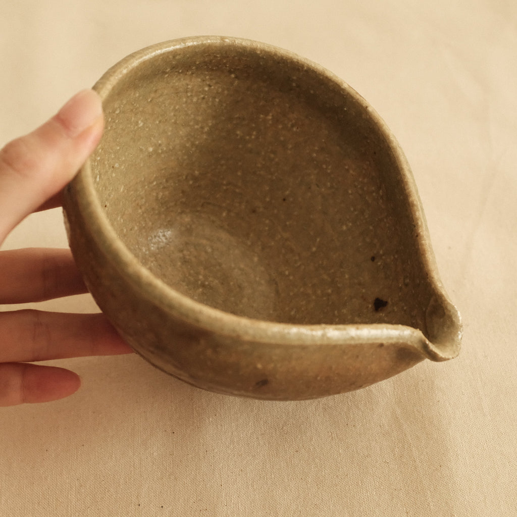 Shizuka Oikawa Iron Glazed Tear Drop Shape Small Katakuchi Bowl with Spout