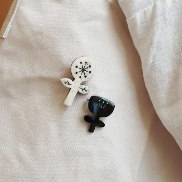 Akorat Japan Bone Brooch Flower Black