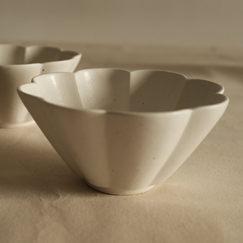 East Table Hanasaki Flower Shape Yuki Snow White Deep Bowl