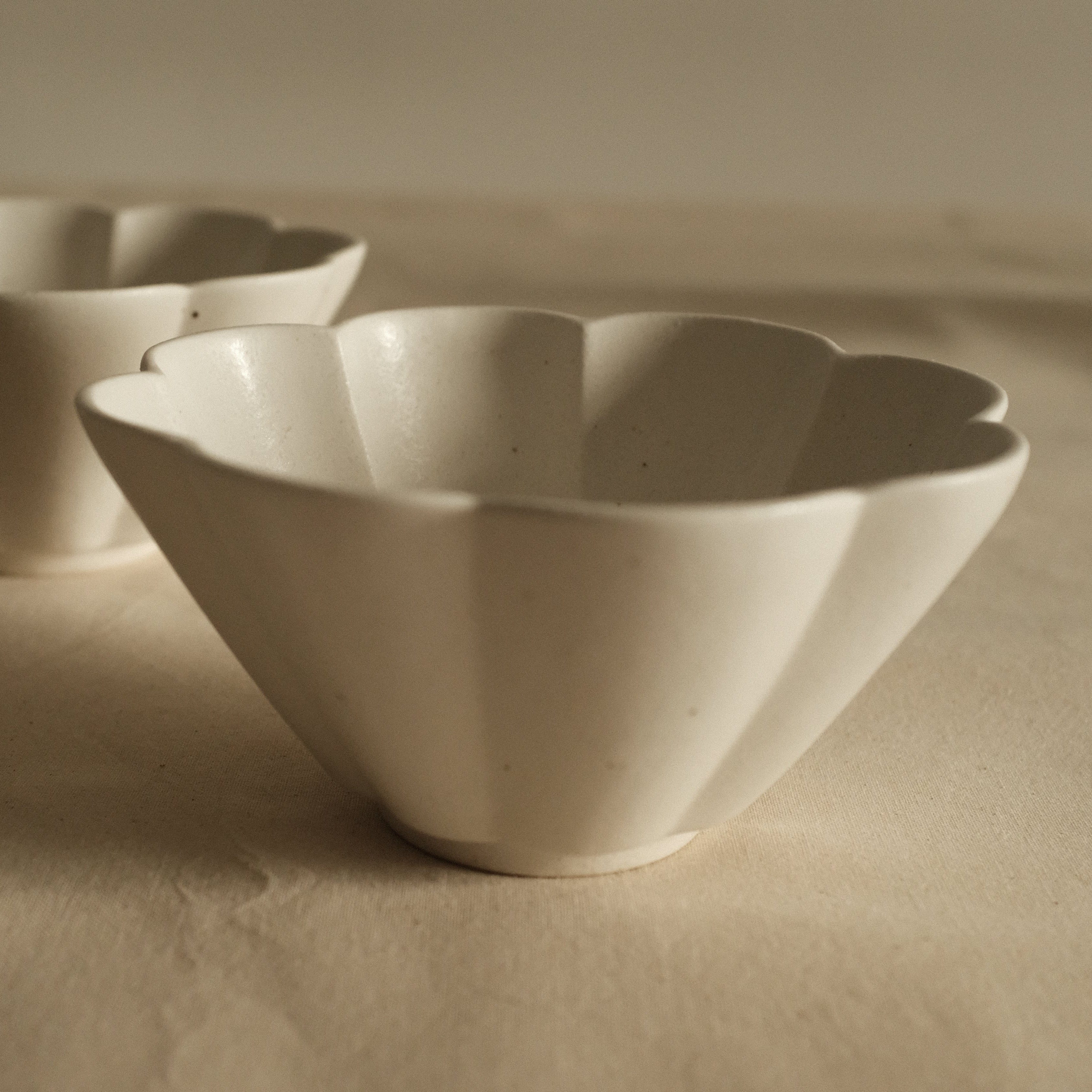 East Table Hanasaki Flower Shape Yuki Snow White Deep Bowl