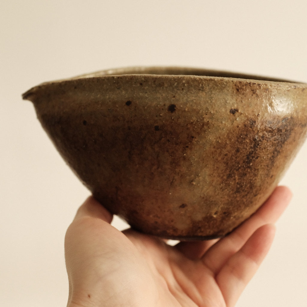 Shizuka Oikawa Iron Glazed Tear Drop Shape Large Katakuchi Bowl with Spout