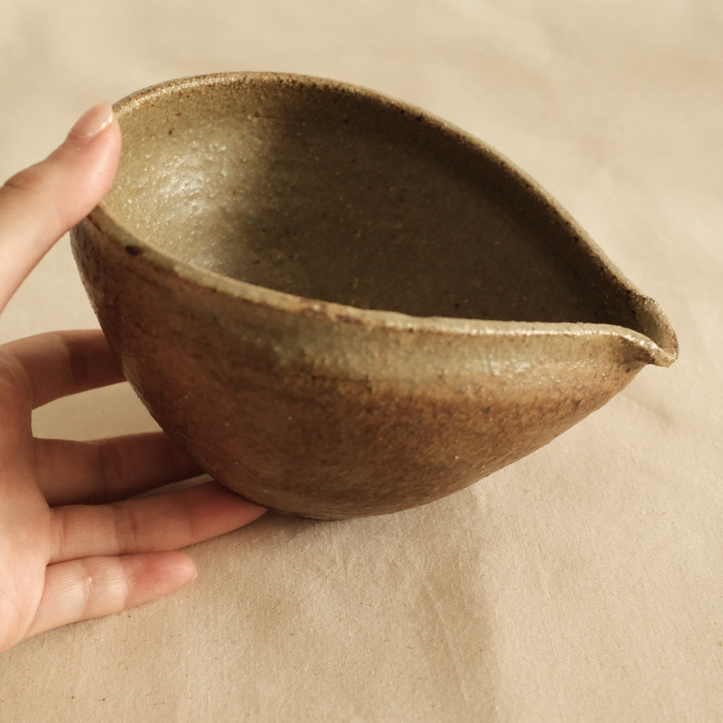 Shizuka Oikawa Iron Glazed Tear Drop Shape Large Katakuchi Bowl with Spout