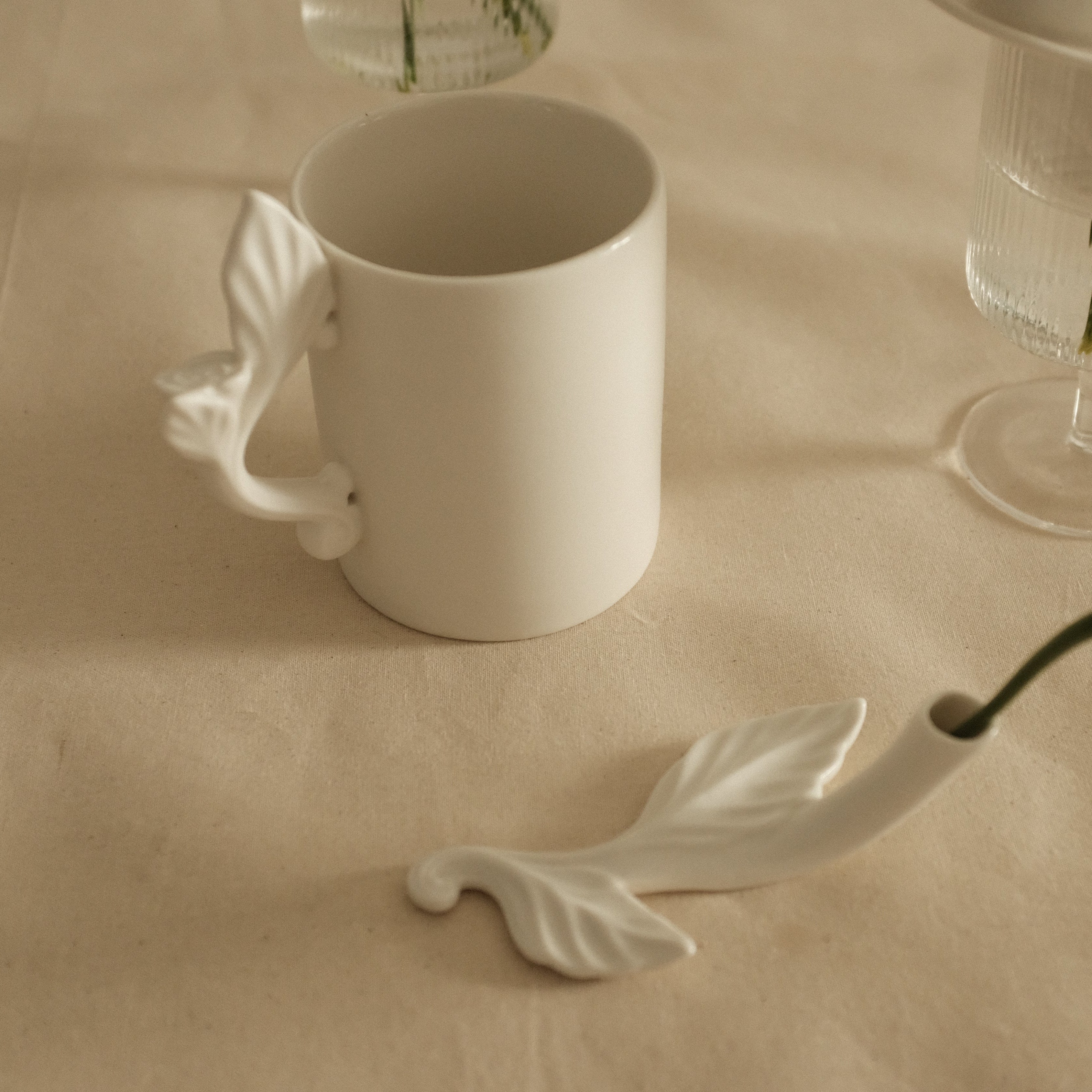 LE BLANC Matte White Ceramic Floral Handle Mug Cutlery Holder