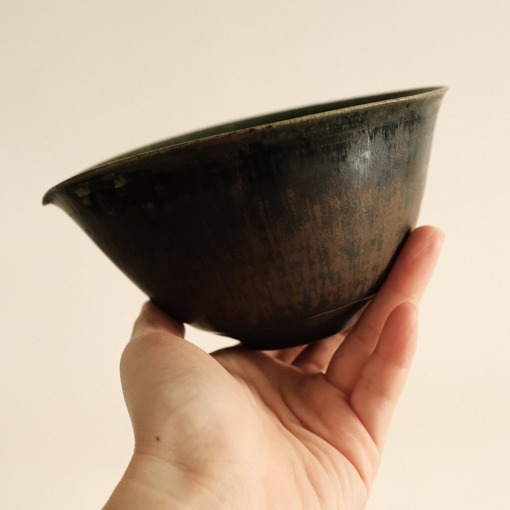 Kuroki Taira Oribe Green Glaze Tear Drop Shaped Katakuchi Bowl with Spout