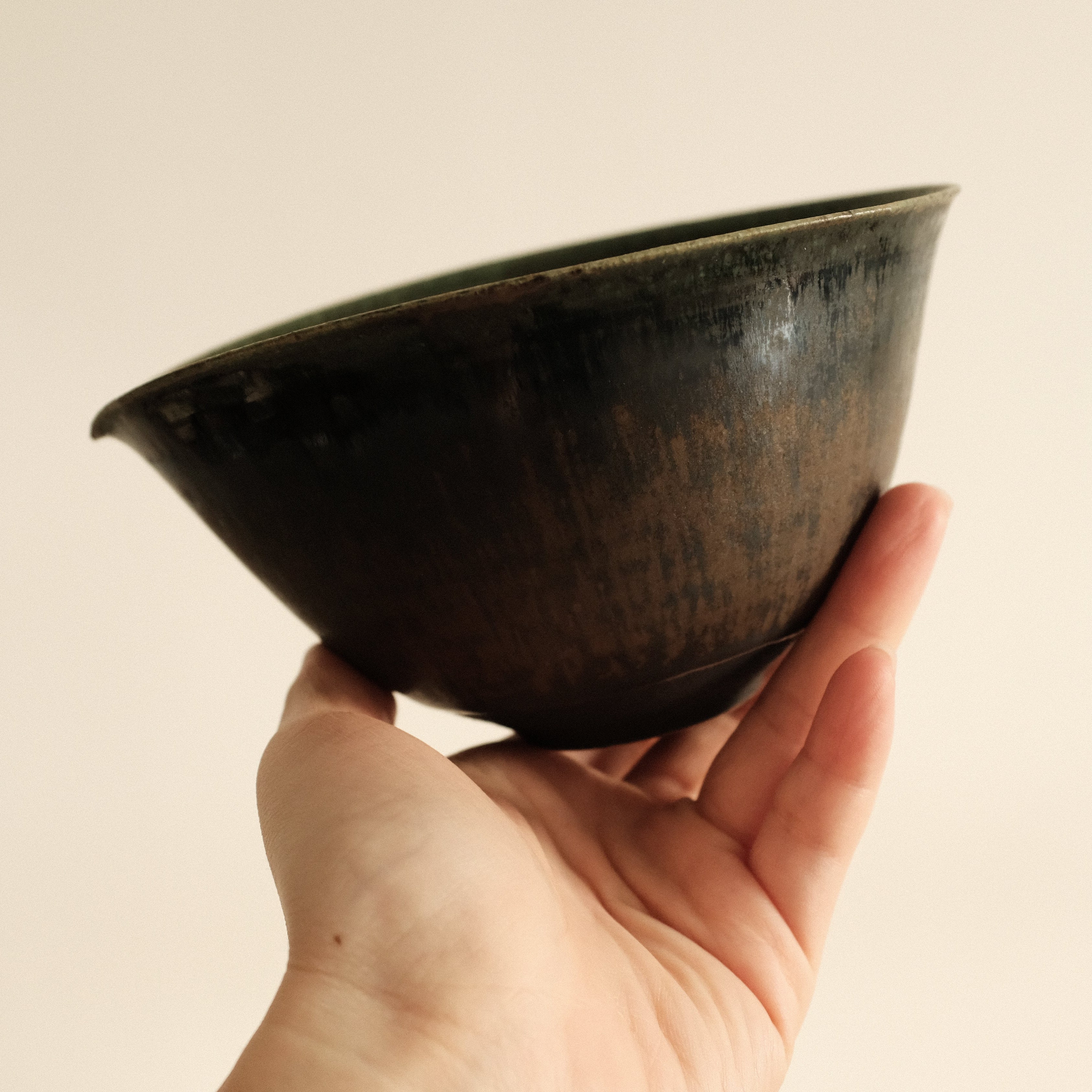 Kuroki Taira Oribe Green Glaze Tear Drop Shaped Katakuchi Bowl with Spout