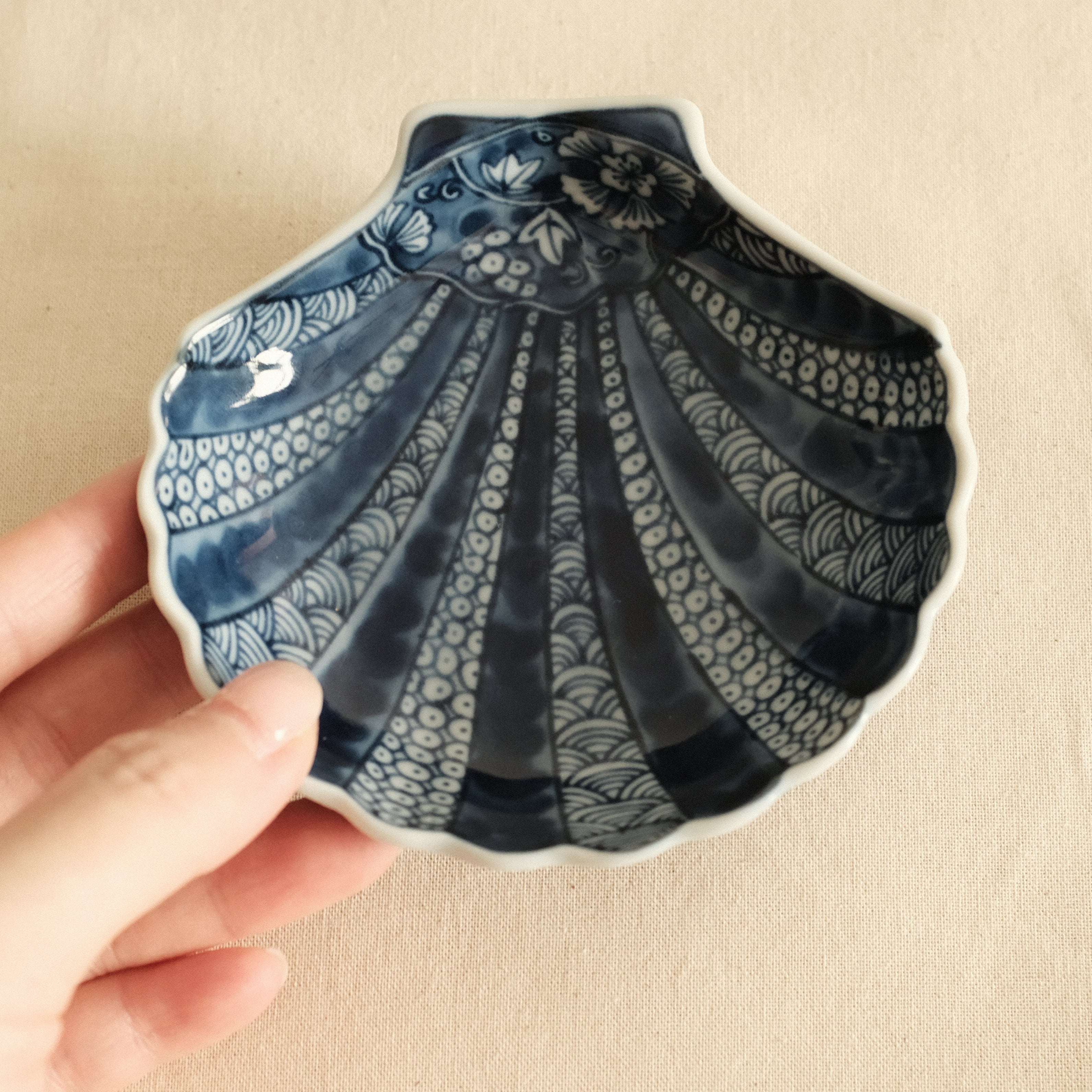 Kaigara Ao to Shiro Blue and White Retro Sea Shell Dish Plate