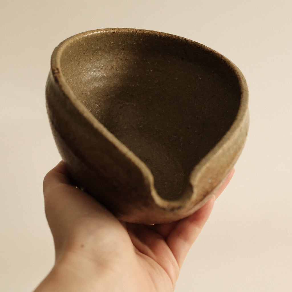 Shizuka Oikawa Iron Glazed Tear Drop Shape Large Katakuchi Bowl with Spout