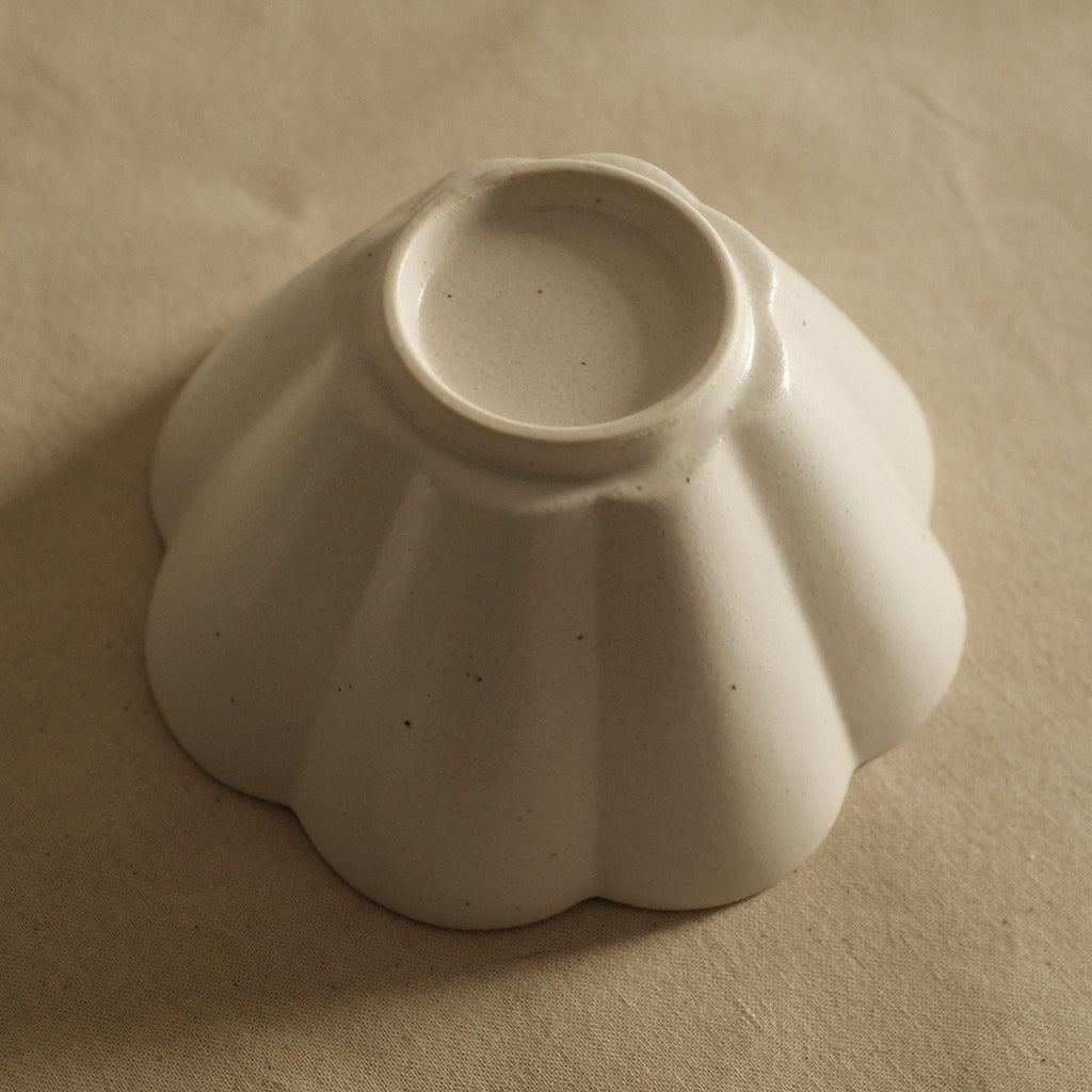 East Table Hanasaki Flower Shape Yuki Snow White Deep Bowl