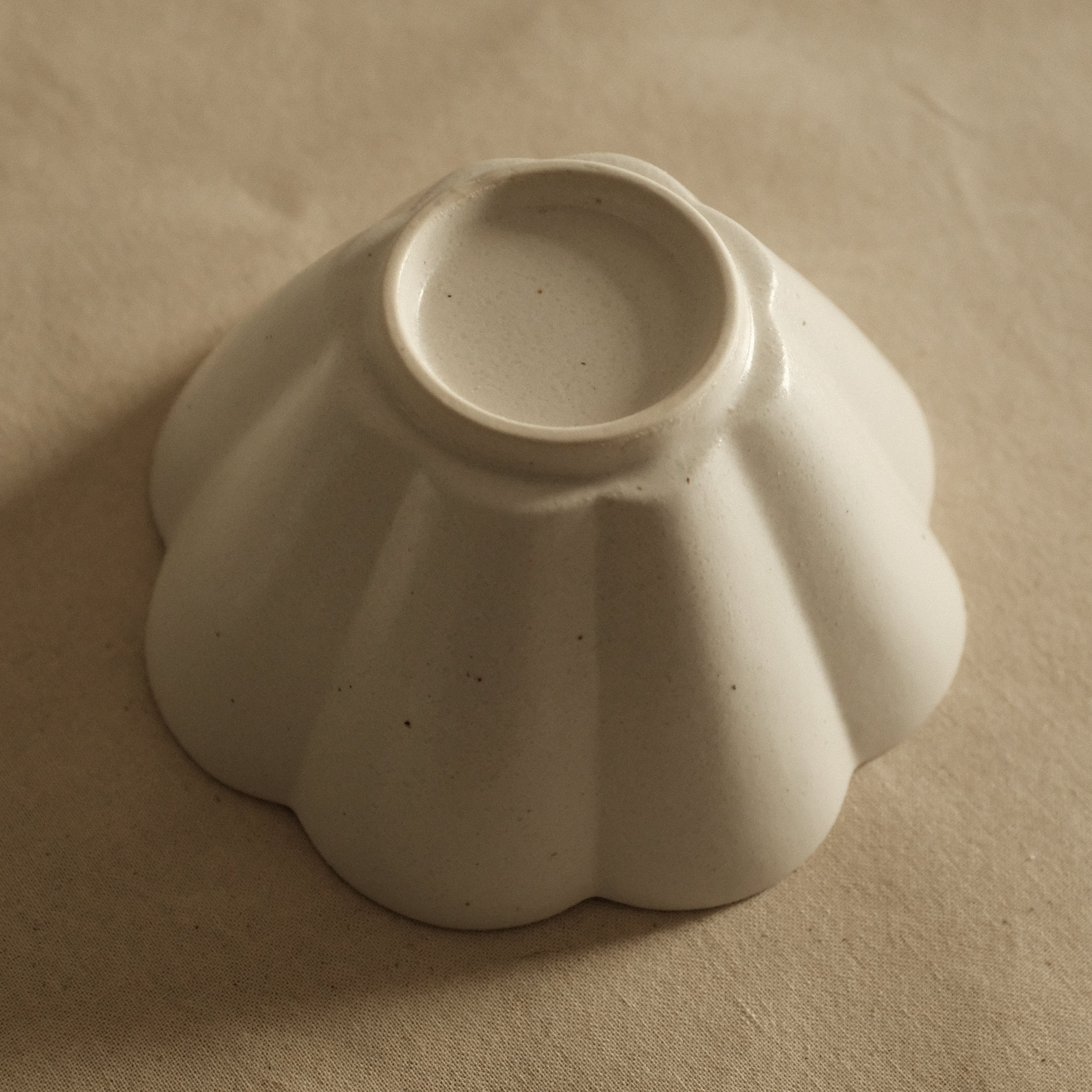 East Table Hanasaki Flower Shape Yuki Snow White Deep Bowl