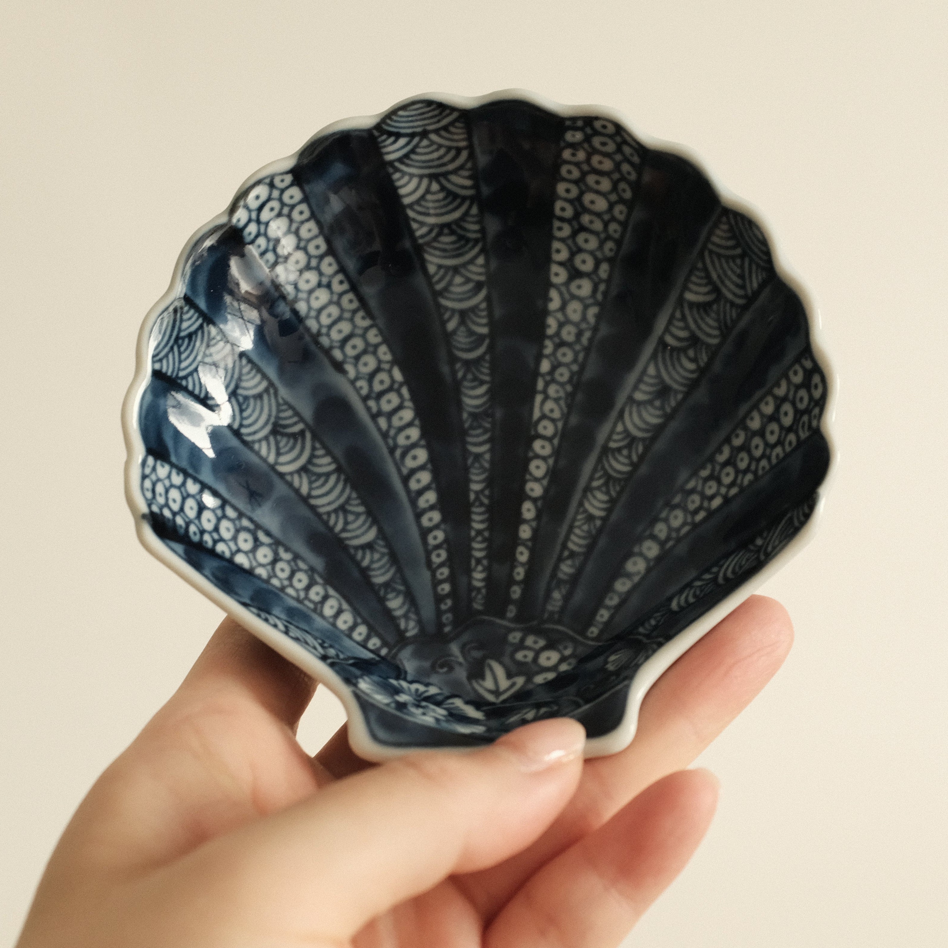 Kaigara Ao to Shiro Blue and White Retro Sea Shell Dish Plate