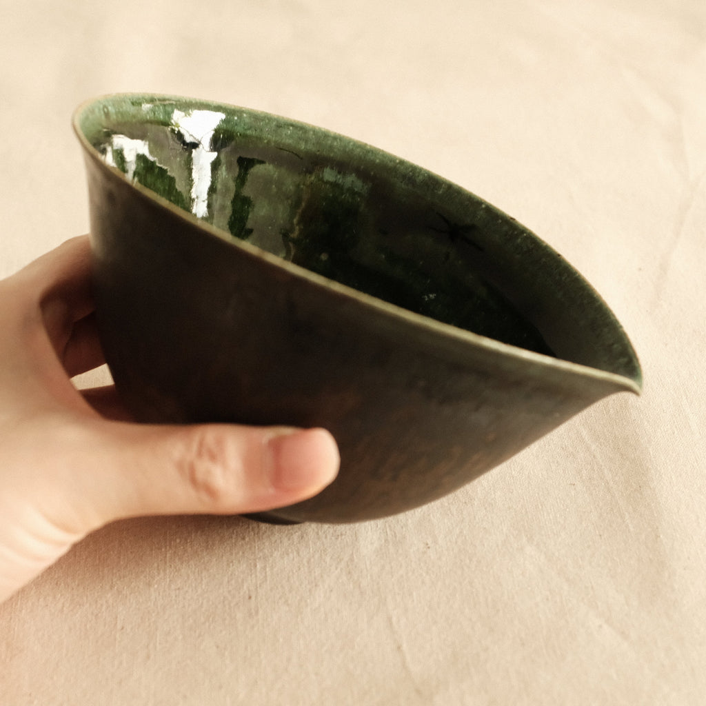Kuroki Taira Oribe Green Glaze Tear Drop Shaped Katakuchi Bowl with Spout