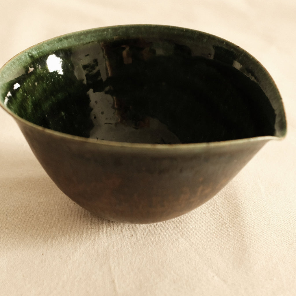 Kuroki Taira Oribe Green Glaze Tear Drop Shaped Katakuchi Bowl with Spout