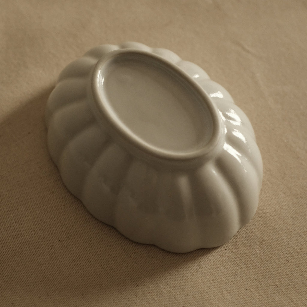 East Table Dolce Chrysanthemum Shape Yuki Snow White Small Bowl