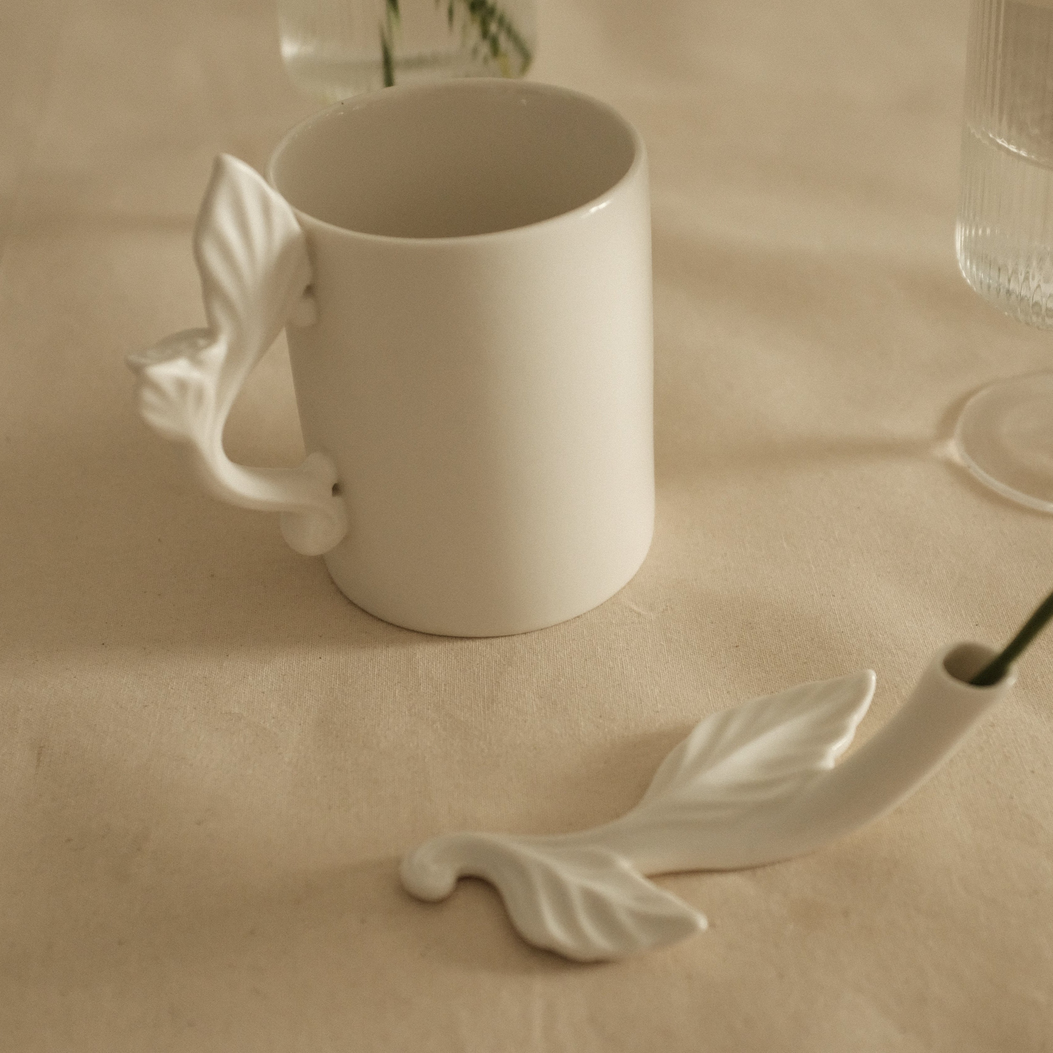 LE BLANC Matte White Ceramic Floral Handle Mug Cutlery Holder