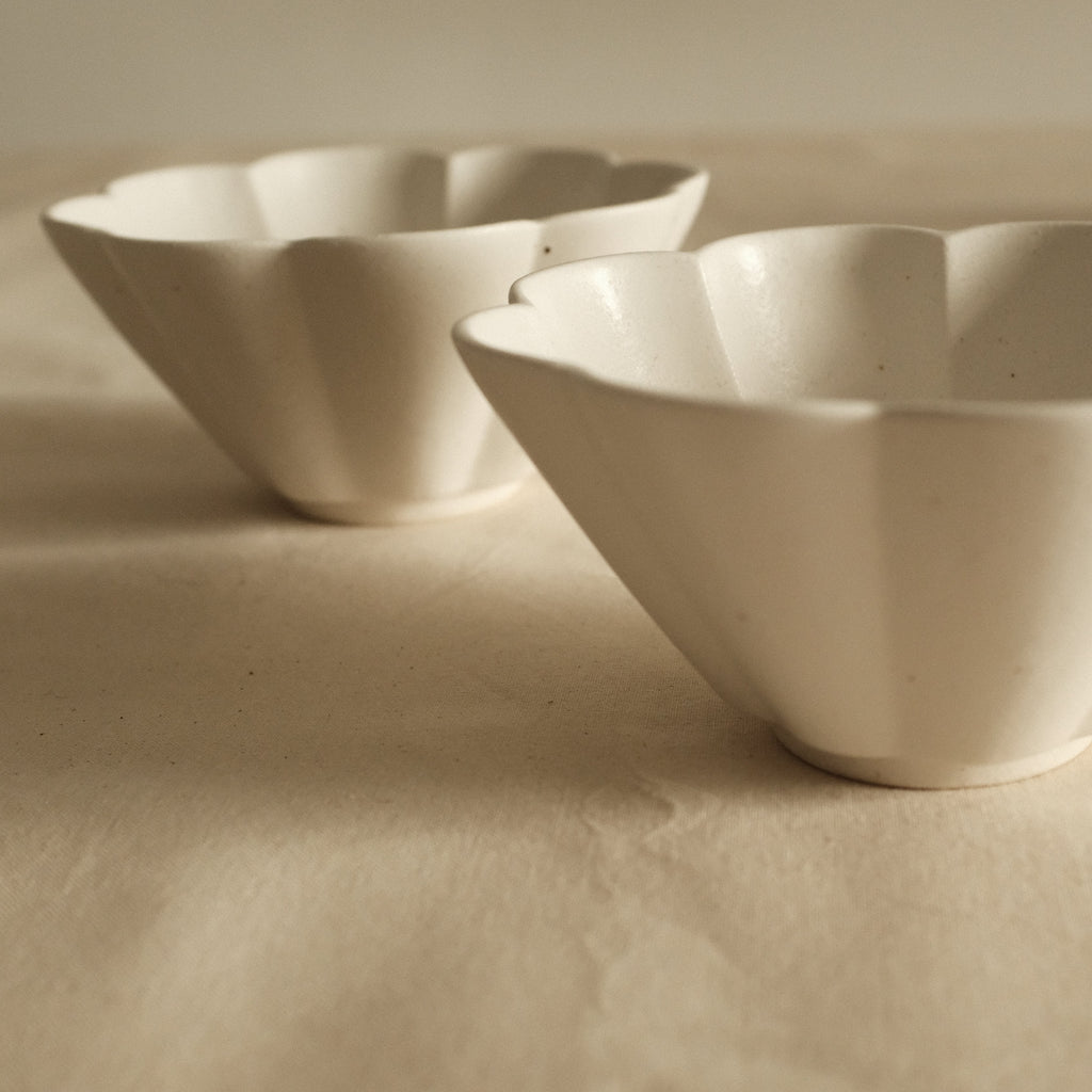 East Table Hanasaki Flower Shape Yuki Snow White Deep Bowl