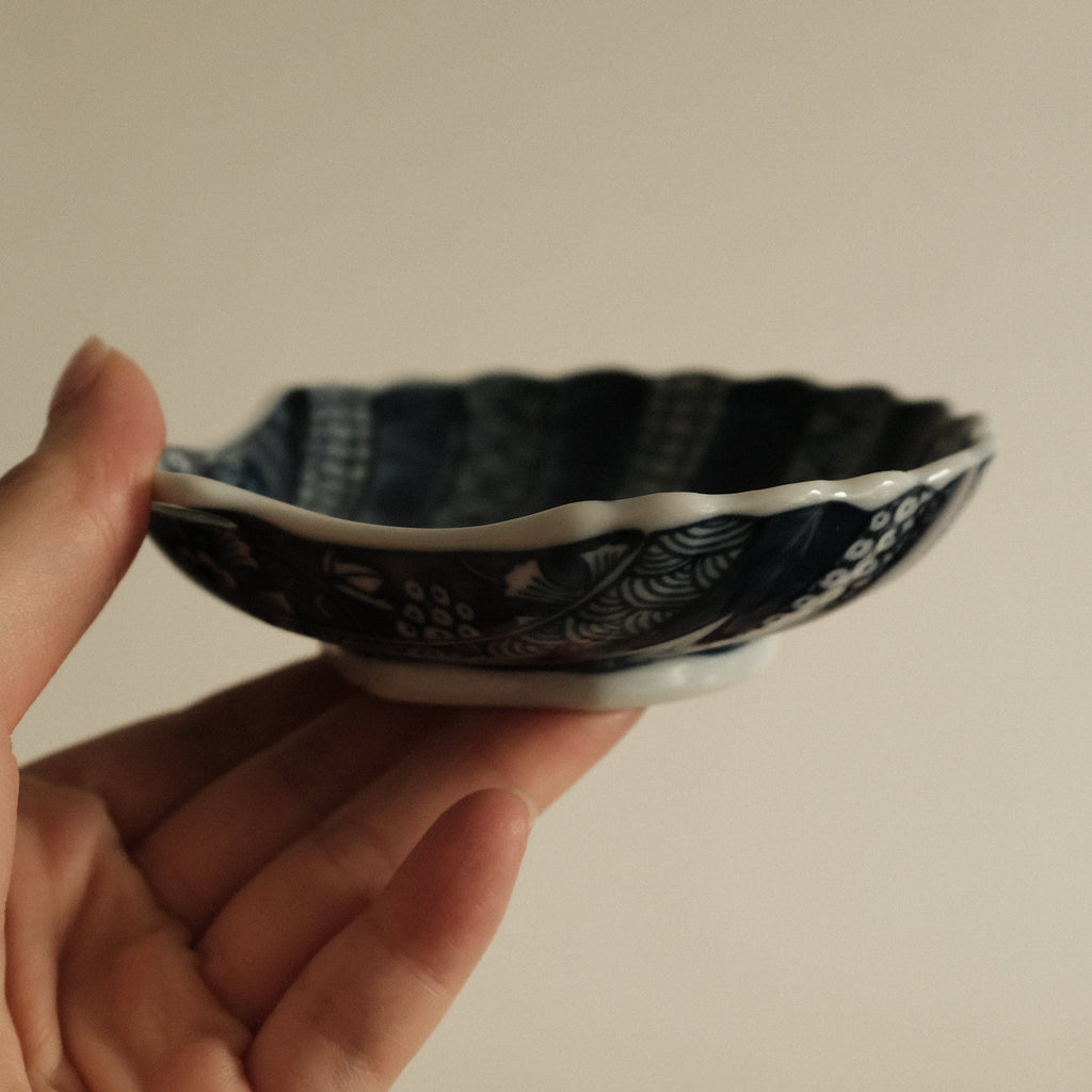 Kaigara Ao to Shiro Blue and White Retro Sea Shell Dish Plate