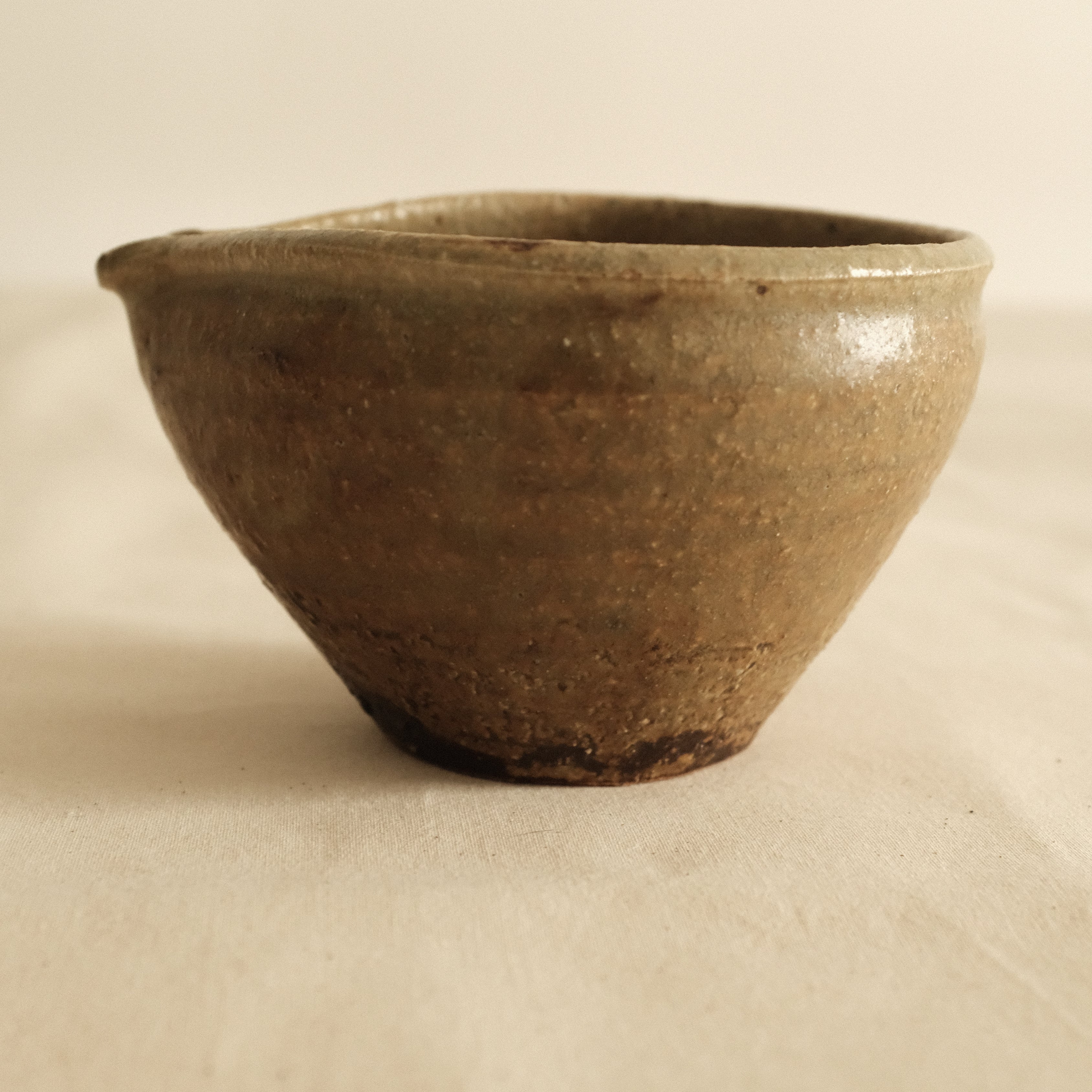 Shizuka Oikawa Iron Glazed Tear Drop Shape Small Katakuchi Bowl with Spout