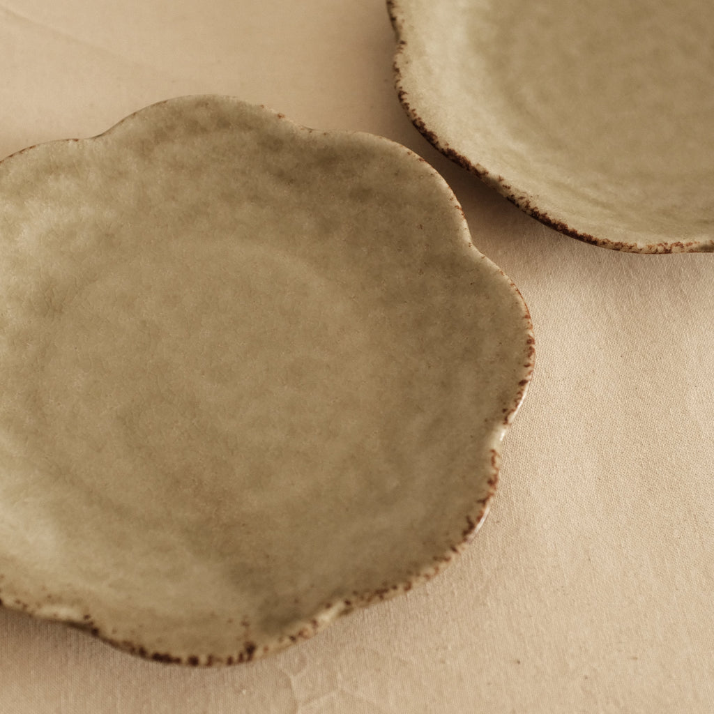 Gozan Kiln Waka Yanagi Willow Hana Flower Shape Flat Plate