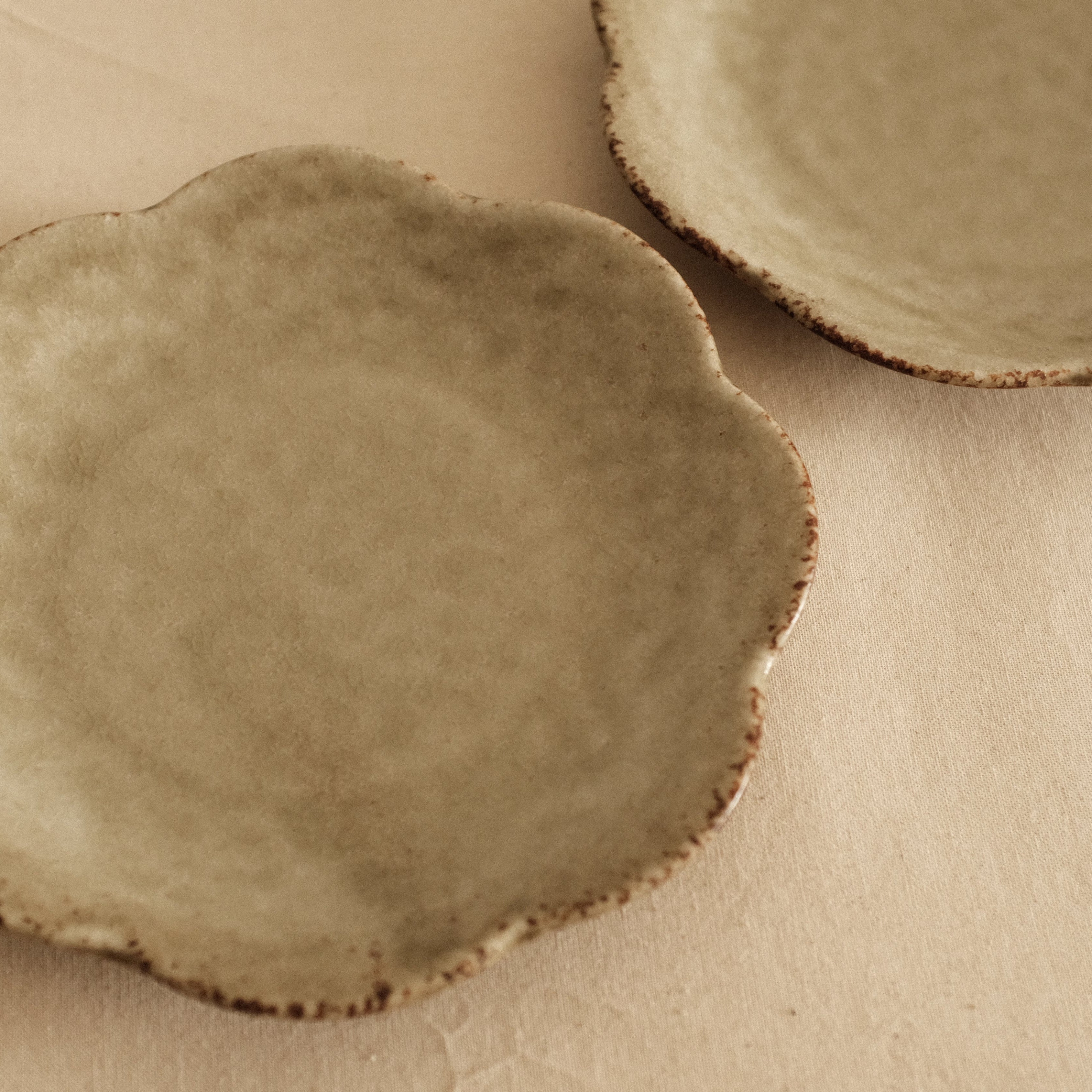 Gozan Kiln Waka Yanagi Willow Hana Flower Shape Flat Plate