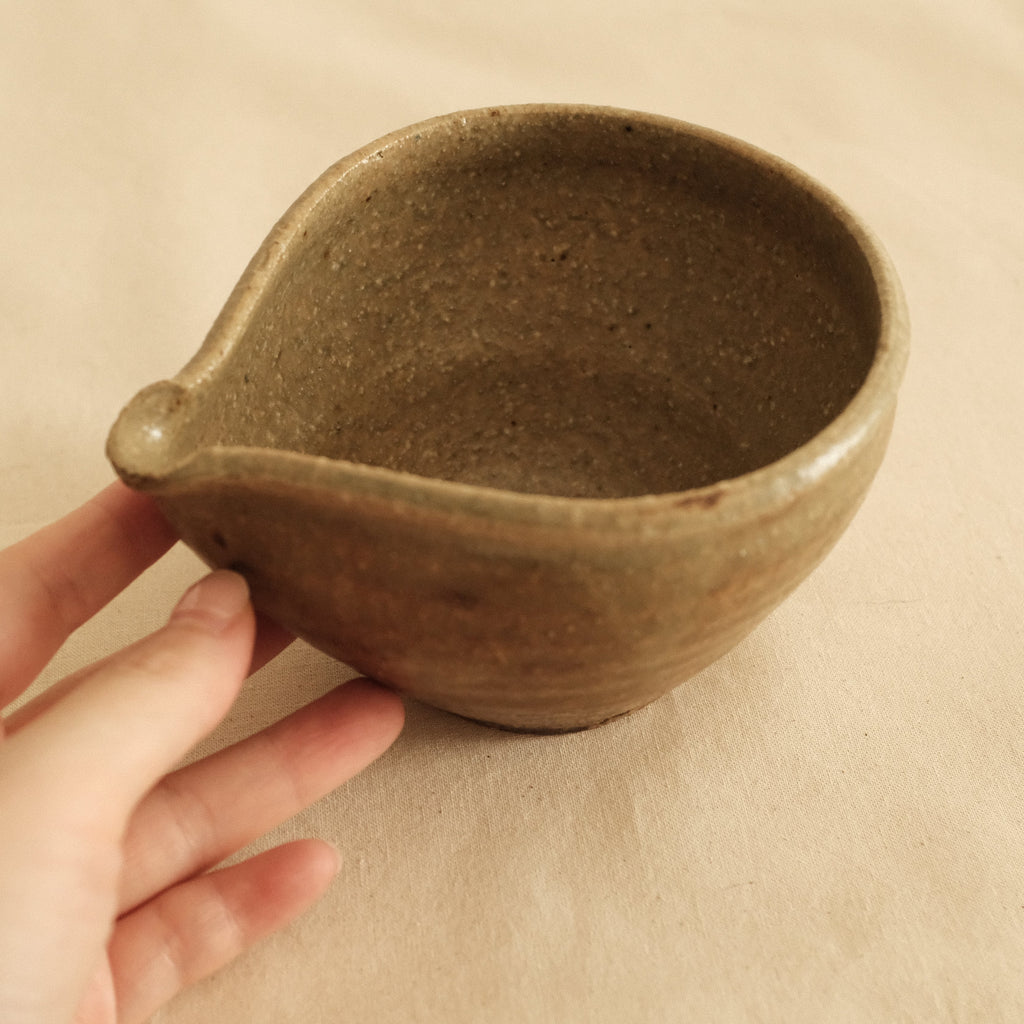 Shizuka Oikawa Iron Glazed Tear Drop Shape Small Katakuchi Bowl with Spout
