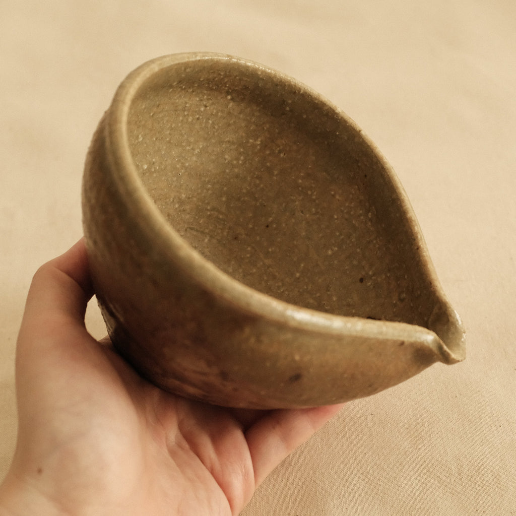 Shizuka Oikawa Iron Glazed Tear Drop Shape Small Katakuchi Bowl with Spout