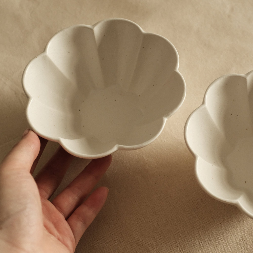 East Table Hanasaki Flower Shape Yuki Snow White Deep Bowl