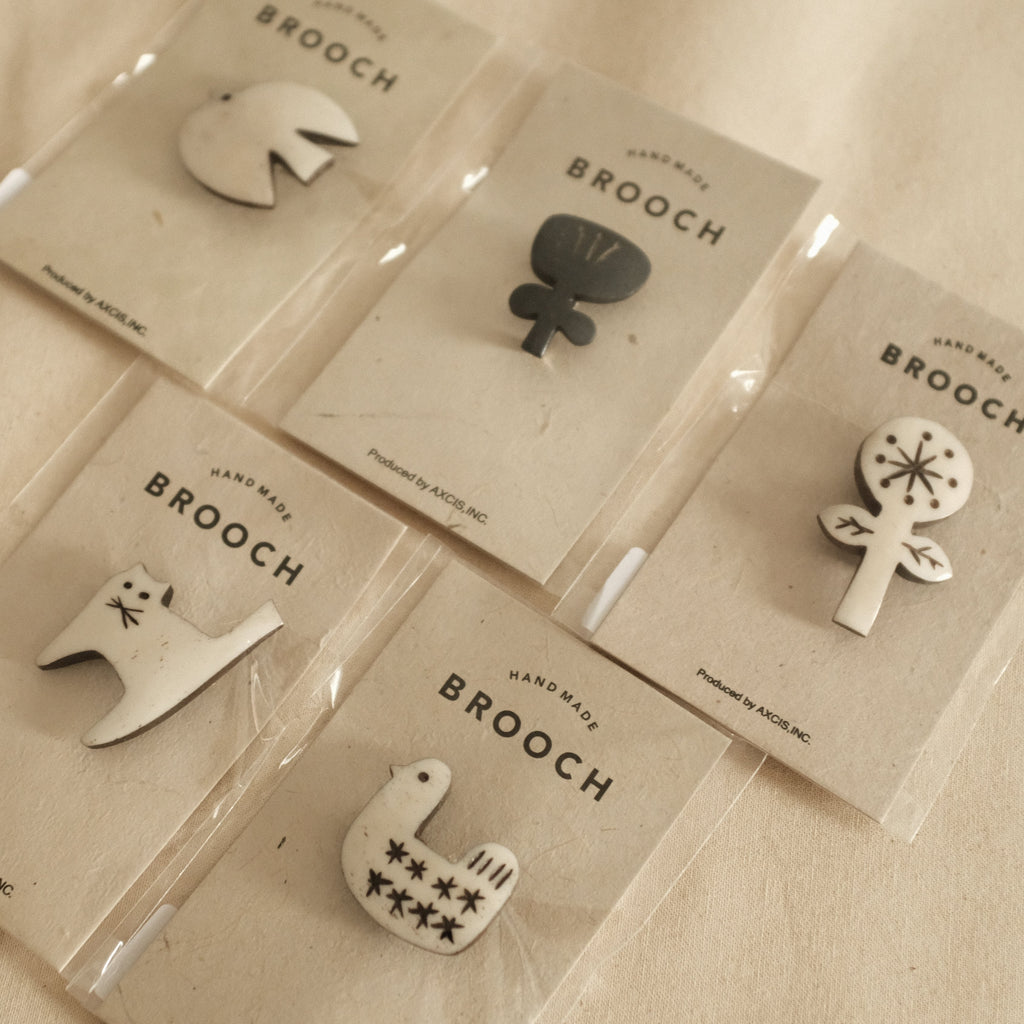 Akorat Japan Bone Brooch Flower Black