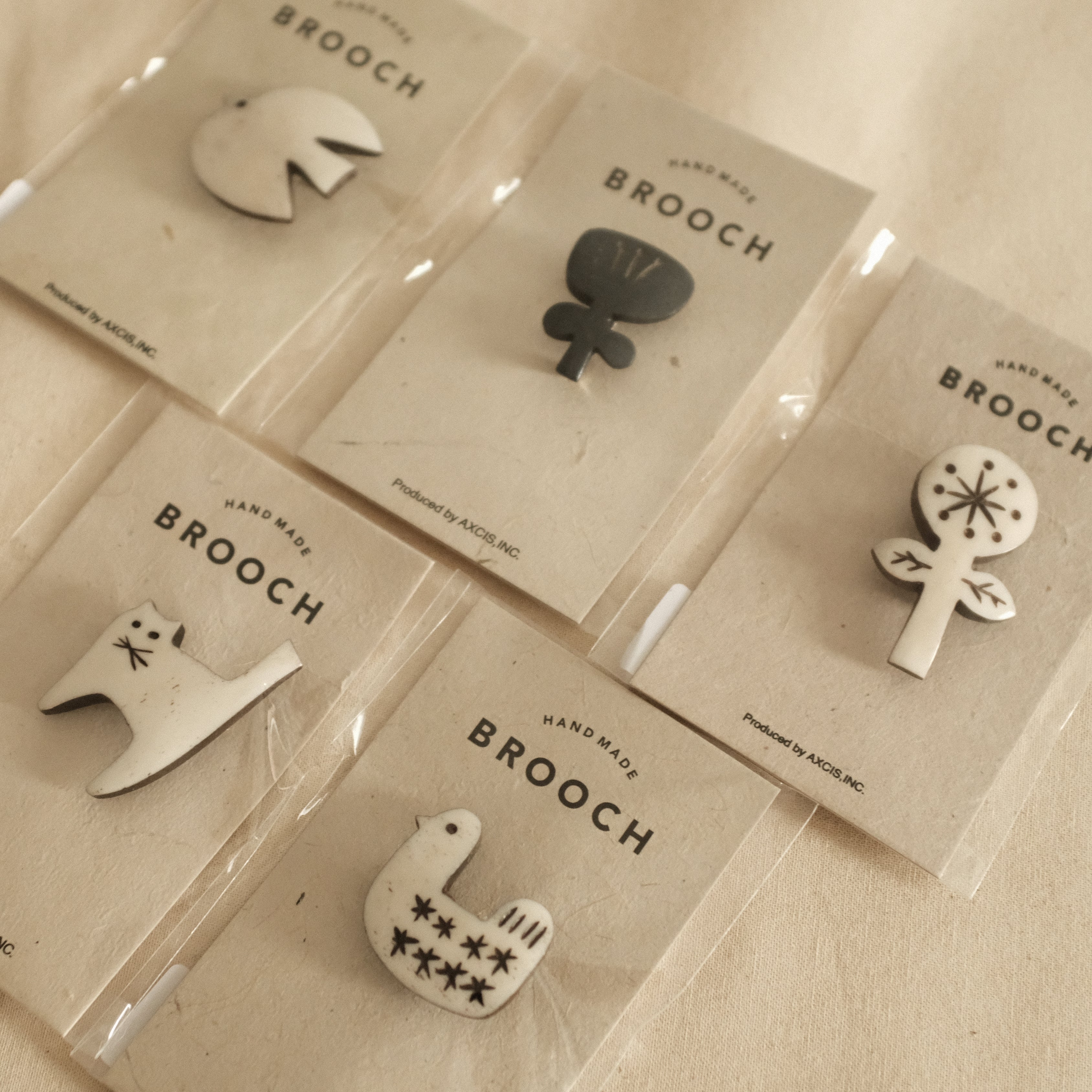 Akorat Japan Bone Brooch Flower Black