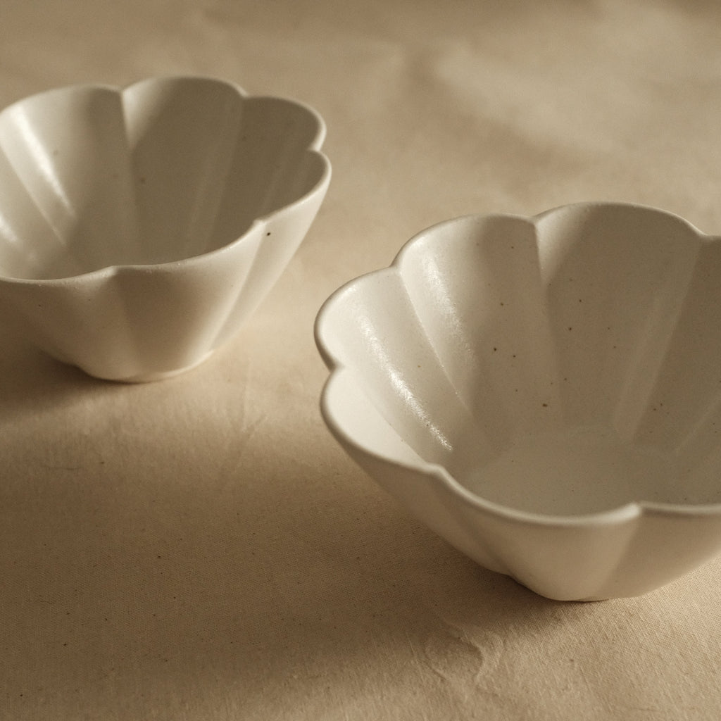 East Table Hanasaki Flower Shape Yuki Snow White Deep Bowl