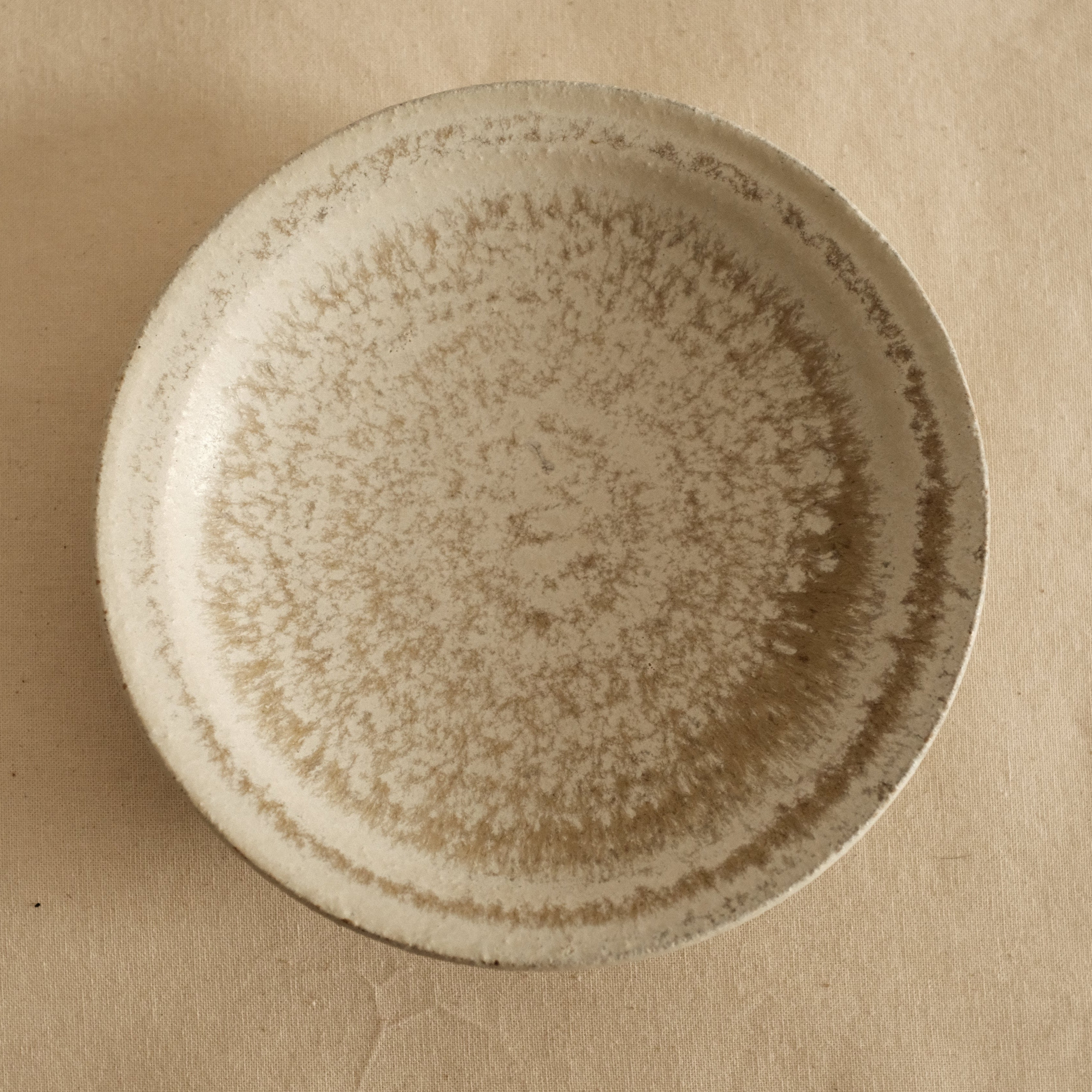 Kyuuko Mashiko Konayuki Powder Snow Glaze Rimmed Plate