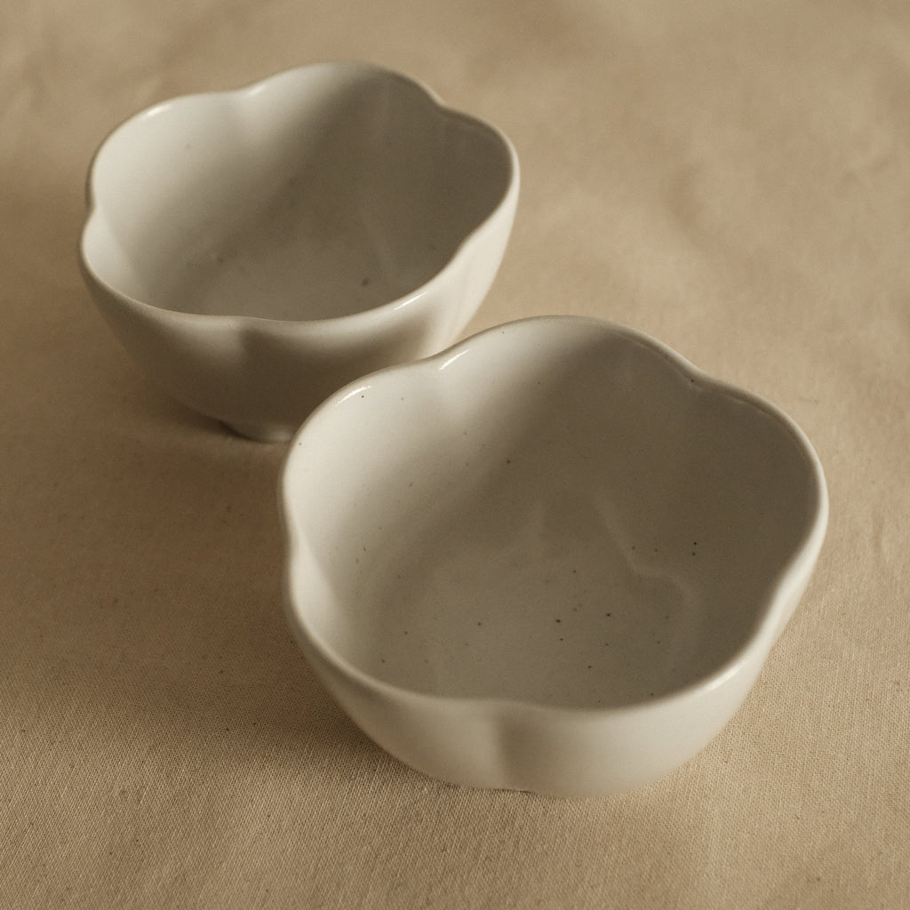 East Table Dolce Ume Plum Shape Yuki Snow White Small Bowl