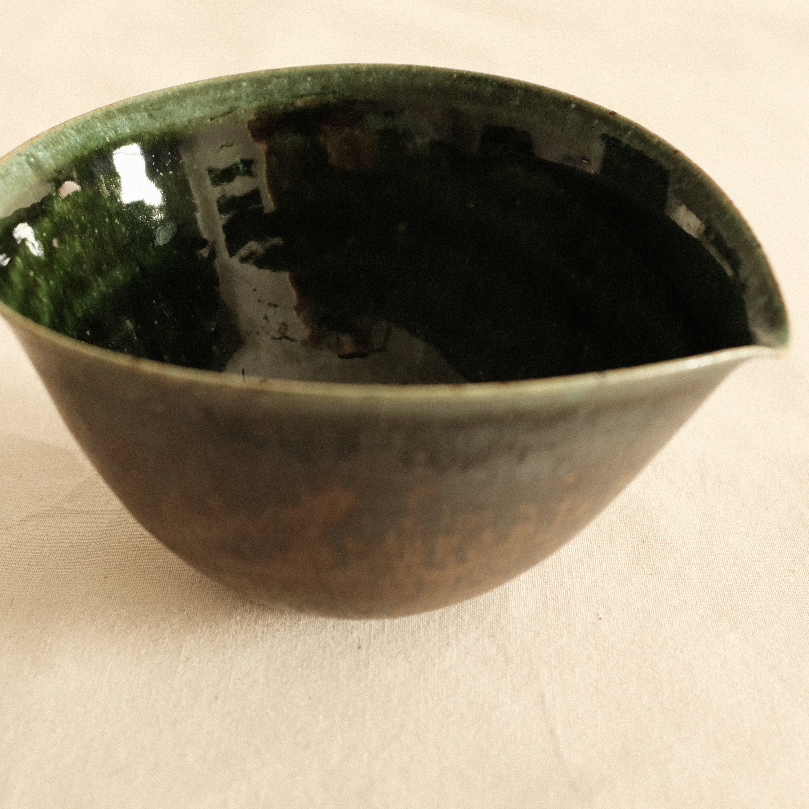 Kuroki Taira Oribe Green Glaze Tear Drop Shaped Katakuchi Bowl with Spout