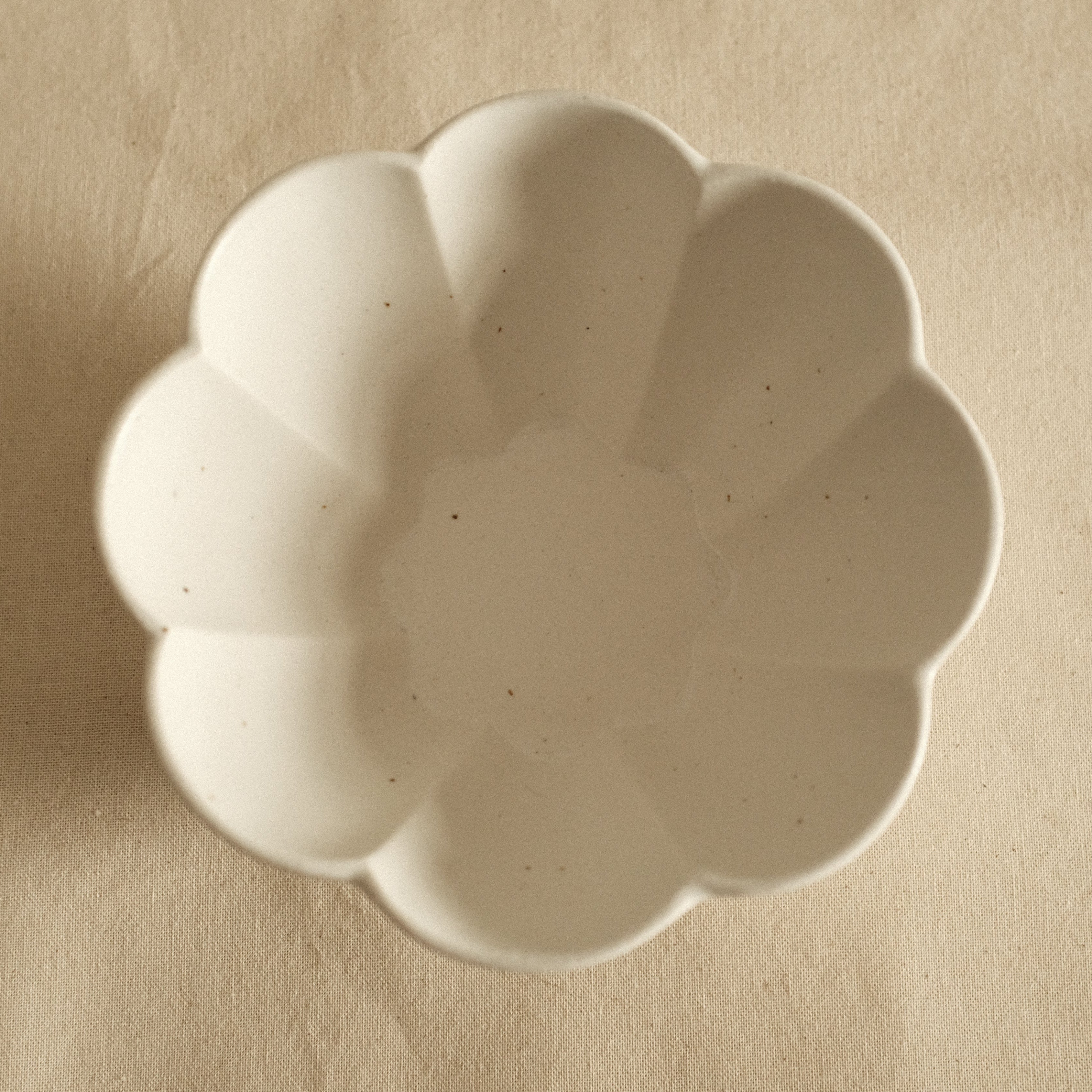 East Table Hanasaki Flower Shape Yuki Snow White Deep Bowl