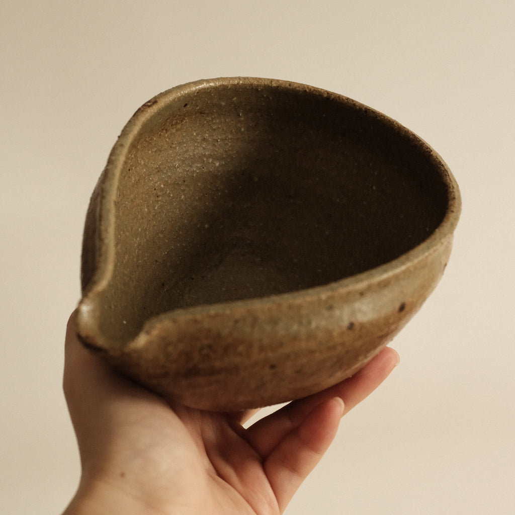 Shizuka Oikawa Iron Glazed Tear Drop Shape Large Katakuchi Bowl with Spout