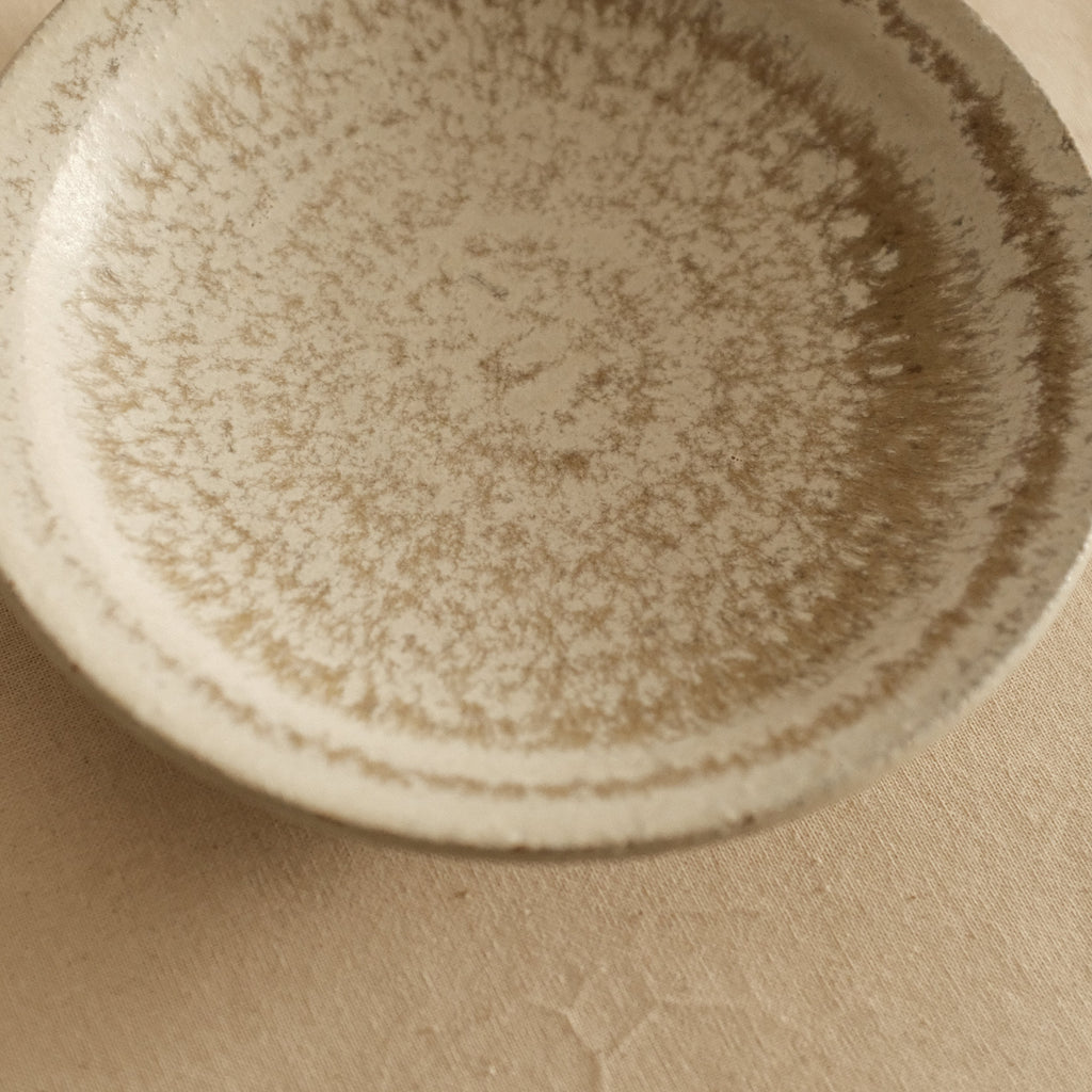 Kyuuko Mashiko Konayuki Powder Snow Glaze Rimmed Plate