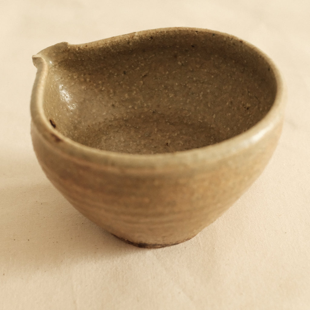 Shizuka Oikawa Iron Glazed Tear Drop Shape Small Katakuchi Bowl with Spout