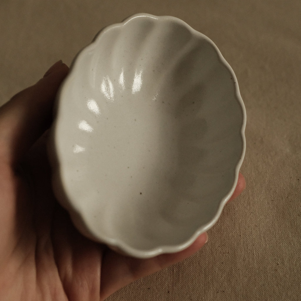 East Table Dolce Chrysanthemum Shape Yuki Snow White Small Bowl
